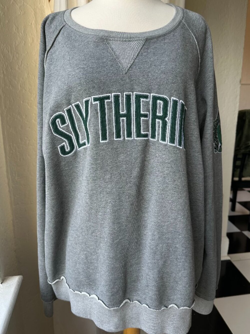 Universal Studios Harry Potter Slytherin Gray Crewneck Sweatshirt 2XL